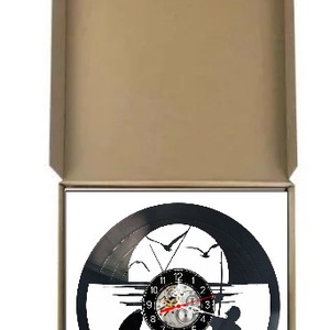 Ceas de perete decorativ realizat din disc de vinil, Model Pescuit Pescar Pește Captură și Apus, Negru, 30 cm - casă & stil de viață - decorațiuni de casă - decorațiuni de pereți - ceasuri de perete - Artynos.ro