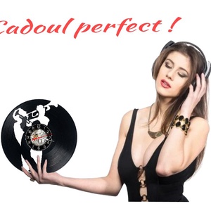 Ceas de perete decorativ realizat din disc de vinil, Model Jazz Muzician Trompeta Blues, Negru, 30 cm - casă & stil de viață - decorațiuni de casă - decorațiuni de pereți - ceasuri de perete - Artynos.ro