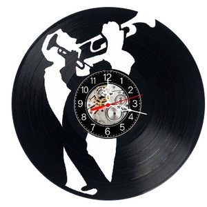 Ceas de perete decorativ realizat din disc de vinil, Model Jazz Muzician Trompeta Blues, Negru, 30 cm - Artynos.ro
