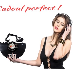 Ceas de perete decorativ realizat din disc de vinil, Model Excavator CAT Utilaje Constructii, Negru, 30 cm - casă & stil de viață - decorațiuni de casă - decorațiuni de pereți - ceasuri de perete - Artynos.ro