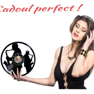 Ceas de perete decorativ realizat din disc de vinil, Model Muzicieni Saxofon Jazz Blues Duo, Negru, 30 cm - casă & stil de viață - decorațiuni de casă - decorațiuni de pereți - ceasuri de perete - Artynos.ro