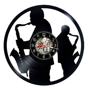 Ceas de perete decorativ realizat din disc de vinil, Model Muzicieni Saxofon Jazz Blues Duo, Negru, 30 cm, Casa & Stil de viata, Decoratiuni de casa, Decoratiuni de pereti, Ceasuri de perete, , Eleganta Muzicii Jazz, Armonia Sunetului de Saxofon si Atmosfera Cluburilor Retro Adu rafinamentul ..., ARTYNOS