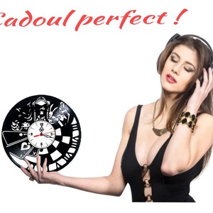 Ceas de perete decorativ realizat din disc de vinil, Model Alice in Tara Minunilor Cadran Alb Vintage, Negru, 30 cm - casă & stil de viață - decorațiuni de casă - decorațiuni de pereți - ceasuri de perete - Artynos.ro
