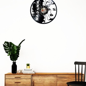 https://www.ceasul-bun.ro/ceas-de-perete-decorativ-realizat-din-disc-de-vinil-model-madonna-regina-pop-portret-stilizat- - casă & stil de viață - decorațiuni de casă - decorațiuni de pereți - ceasuri de perete - Artynos.ro