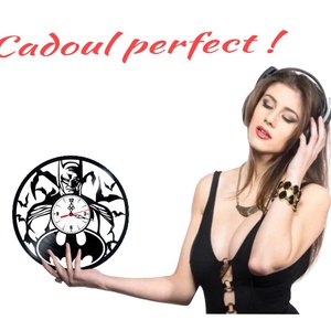 Ceas de perete decorativ realizat din disc de vinil, Model Batman Cavalerul Negru Emblema Liliac, Negru, 30 cm - casă & stil de viață - decorațiuni de casă - decorațiuni de pereți - ceasuri de perete - Artynos.ro