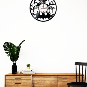 Ceas de perete decorativ realizat din disc de vinil, Model Batman Cavalerul Negru Emblema Liliac, Negru, 30 cm - casă & stil de viață - decorațiuni de casă - decorațiuni de pereți - ceasuri de perete - Artynos.ro