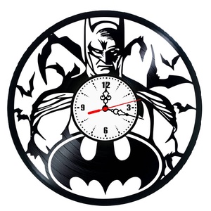Ceas de perete decorativ realizat din disc de vinil, Model Batman Cavalerul Negru Emblema Liliac, Negru, 30 cm - Artynos.ro