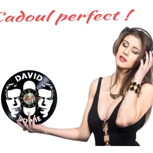 Ceas de perete decorativ realizat din disc de vinil, Model David Bowie Portret Dublu Muzica Rock, Negru, 30 cm - casă & stil de viață - decorațiuni de casă - decorațiuni de pereți - ceasuri de perete - Artynos.ro