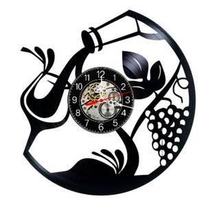 Ceas de perete decorativ realizat din disc de vinil, Model Vin Sticla Pahar Struguri Vita de Vie, Negru, 30 cm - Artynos.ro