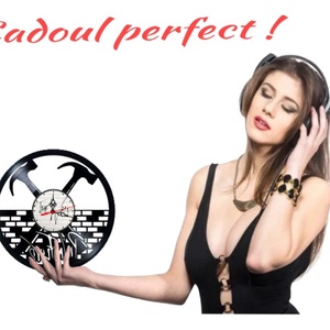 Ceas de perete decorativ realizat din disc de vinil, Model Pink Floyd The Wall Ciocane Zid Rock, Negru, 30 cm - casă & stil de viață - decorațiuni de casă - decorațiuni de pereți - ceasuri de perete - Artynos.ro