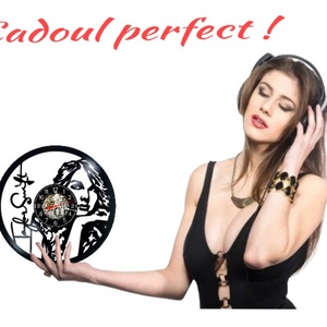 Ceas de perete decorativ realizat din disc de vinil, Model Taylor Swift Pop Star Portret Semnatura, Negru, 30 cm - casă & stil de viață - decorațiuni de casă - decorațiuni de pereți - ceasuri de perete - Artynos.ro