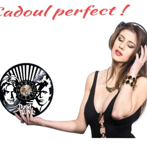 Ceas de perete decorativ realizat din disc de vinil, Model David Bowie Aladdin Sane Portret Rock, Negru, 30 cm - casă & stil de viață - decorațiuni de casă - decorațiuni de pereți - ceasuri de perete - Artynos.ro