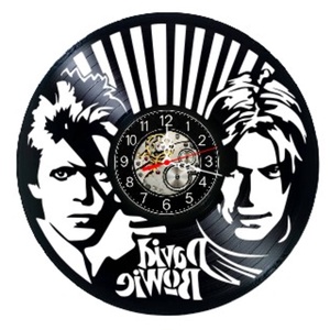 Ceas de perete decorativ realizat din disc de vinil, Model David Bowie Aladdin Sane Portret Rock, Negru, 30 cm - Artynos.ro