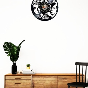 Ceas de perete decorativ realizat din disc de vinil, Model David Bowie Aladdin Sane Portret Rock, Negru, 30 cm - casă & stil de viață - decorațiuni de casă - decorațiuni de pereți - ceasuri de perete - Artynos.ro