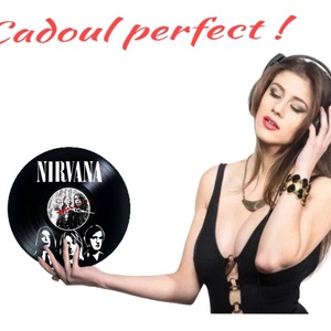 Ceas de perete decorativ realizat din disc de vinil, Model Nirvana Kurt Cobain Grunge Rock, Negru, 30 cm - casă & stil de viață - decorațiuni de casă - decorațiuni de pereți - ceasuri de perete - Artynos.ro