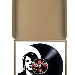 Ceas de perete decorativ realizat din disc de vinil, Model Kurt Cobain Nirvana Portret Citat Rock, Negru, 30 cm - casă & stil de viață - decorațiuni de casă - decorațiuni de pereți - ceasuri de perete - Artynos.ro
