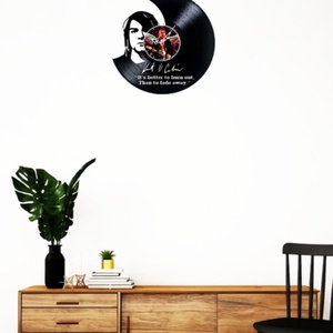 Ceas de perete decorativ realizat din disc de vinil, Model Kurt Cobain Nirvana Portret Citat Rock, Negru, 30 cm - casă & stil de viață - decorațiuni de casă - decorațiuni de pereți - ceasuri de perete - Artynos.ro
