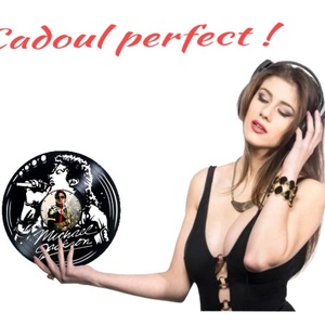 Ceas de perete decorativ realizat din disc de vinil, Model Michael Jackson Regele Pop Autograf, Negru, 30 cm - casă & stil de viață - decorațiuni de casă - decorațiuni de pereți - ceasuri de perete - Artynos.ro