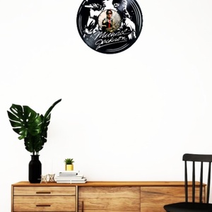 Ceas de perete decorativ realizat din disc de vinil, Model Michael Jackson Regele Pop Autograf, Negru, 30 cm - casă & stil de viață - decorațiuni de casă - decorațiuni de pereți - ceasuri de perete - Artynos.ro