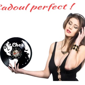 Ceas de perete decorativ realizat din disc de vinil, Model Cher Pop Icon Portret Glamour, Negru, 30 cm - casă & stil de viață - decorațiuni de casă - decorațiuni de pereți - ceasuri de perete - Artynos.ro