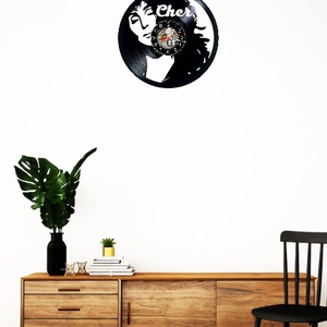 Ceas de perete decorativ realizat din disc de vinil, Model Cher Pop Icon Portret Glamour, Negru, 30 cm - casă & stil de viață - decorațiuni de casă - decorațiuni de pereți - ceasuri de perete - Artynos.ro