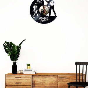 Ceas de perete decorativ realizat din disc de vinil, Model Michael Jackson Whos Bad Regele Pop, Negru, 30 cm - casă & stil de viață - decorațiuni de casă - decorațiuni de pereți - ceasuri de perete - Artynos.ro