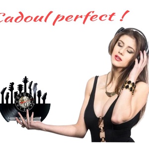 Ceas de perete decorativ realizat din disc de vinil, Model Chitari Colecție Muzică Rock, Negru, 30 cm - casă & stil de viață - decorațiuni de casă - decorațiuni de pereți - ceasuri de perete - Artynos.ro