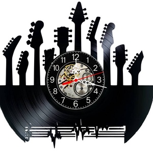 Ceas de perete decorativ realizat din disc de vinil, Model Chitari Colectie Muzica Rock, Negru, 30 cm - Artynos.ro
