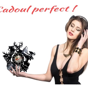 Ceas de perete decorativ realizat din disc de vinil, Model Animale Salbatice Cerb Urs Lup Vanatoare, Negru, 30 cm - casă & stil de viață - decorațiuni de casă - decorațiuni de pereți - ceasuri de perete - Artynos.ro