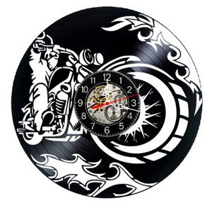 Ceas de perete decorativ realizat din disc de vinil, Model Motocicleta Biker Chopper Flacari, Negru, 30 cm - Artynos.ro