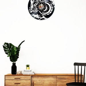 Ceas de perete decorativ realizat din disc de vinil, Model Motocicleta Biker Chopper Flacari, Negru, 30 cm - casă & stil de viață - decorațiuni de casă - decorațiuni de pereți - ceasuri de perete - Artynos.ro