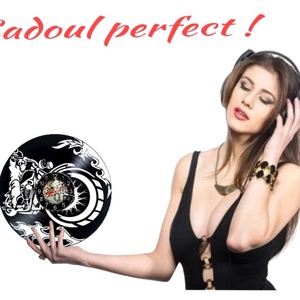 Ceas de perete decorativ realizat din disc de vinil, Model Motocicleta Biker Chopper Flacari, Negru, 30 cm - casă & stil de viață - decorațiuni de casă - decorațiuni de pereți - ceasuri de perete - Artynos.ro