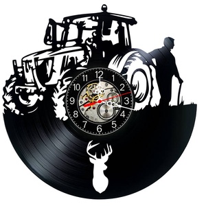 Ceas de perete decorativ realizat din disc de vinil, Model Tractor Fermier Agricultura Cerb, Negru, 30 cm - Artynos.ro