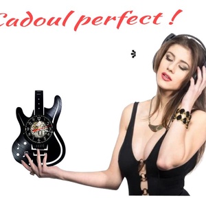 Ceas de perete decorativ realizat din disc de vinil, Model Chitara Electrica Note Muzicale Rock, Negru, 30 cm - casă & stil de viață - decorațiuni de casă - decorațiuni de pereți - ceasuri de perete - Artynos.ro