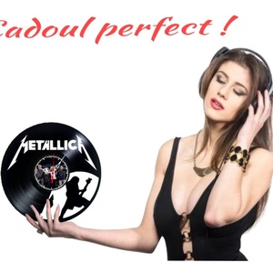 Ceas de perete decorativ realizat din disc de vinil, Model Metallica Heavy Metal Logo Trupa, Negru, 30 cm - casă & stil de viață - decorațiuni de casă - decorațiuni de pereți - ceasuri de perete - Artynos.ro