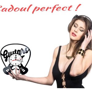 Ceas de perete decorativ realizat din disc de vinil, Model Chitare Electrice Pena Guitars Rock, Negru, 30 cm - casă & stil de viață - decorațiuni de casă - decorațiuni de pereți - ceasuri de perete - Artynos.ro