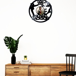 Ceas de perete decorativ realizat din disc de vinil, Model Michael Jackson Memorial 1958-2009, Negru, 30 cm - casă & stil de viață - decorațiuni de casă - decorațiuni de pereți - ceasuri de perete - Artynos.ro