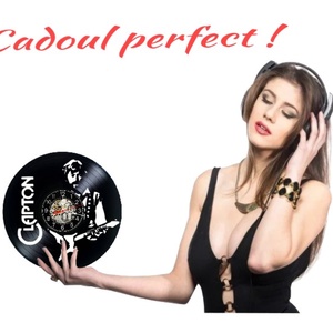 Ceas de perete decorativ realizat din disc de vinil, Model Eric Clapton Blues Rock Chitarist, Negru, 30 cm - casă & stil de viață - decorațiuni de casă - decorațiuni de pereți - ceasuri de perete - Artynos.ro
