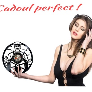 Ceas de perete decorativ realizat din disc de vinil, Model Marinar Capitan Timona Pipa Pescari, Negru, 30 cm - casă & stil de viață - decorațiuni de casă - decorațiuni de pereți - ceasuri de perete - Artynos.ro