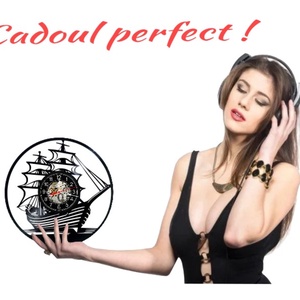 Ceas de perete decorativ realizat din disc de vinil, Model Corabie cu Panze Galion Maritim, Negru, 30 cm - casă & stil de viață - decorațiuni de casă - decorațiuni de pereți - ceasuri de perete - Artynos.ro