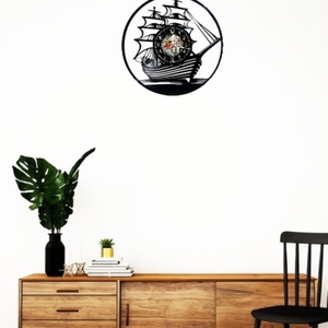 Ceas de perete decorativ realizat din disc de vinil, Model Corabie cu Panze Galion Maritim, Negru, 30 cm - casă & stil de viață - decorațiuni de casă - decorațiuni de pereți - ceasuri de perete - Artynos.ro