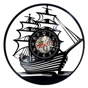 Ceas de perete decorativ realizat din disc de vinil, Model Corabie cu Panze Galion Maritim, Negru, 30 cm - Artynos.ro