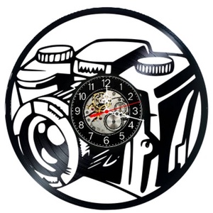 Ceas de perete decorativ realizat din disc de vinil, Model Aparat Foto Fotografie DSLR, Negru, 30 cm - Artynos.ro