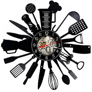 Ceas de perete decorativ realizat din disc de vinil, Model Bucatarie Ustensile Culinare Gatit, Negru, 30 cm - Artynos.ro