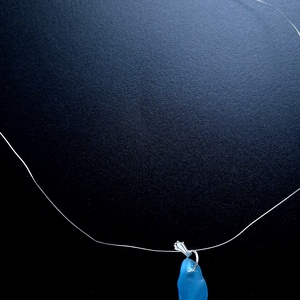 Colier argintat cu medalion de sticla de mare-sea glass-turcoaz - bijuterii - coliere - coliere cu pandantive - Artynos.ro