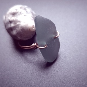 Inel din cupru cu sticla de mare-sea glass  - bijuterii - inele - inele de statement - Artynos.ro