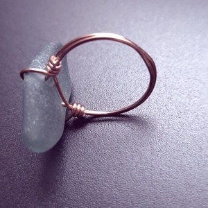 Inel din cupru cu sticla de mare-sea glass  - bijuterii - inele - inele de statement - Artynos.ro