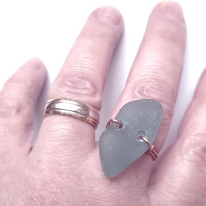 Inel din cupru cu sticla de mare-sea glass  - bijuterii - inele - inele de statement - Artynos.ro