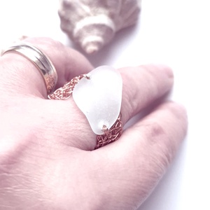 Inel din cupru cu sticla de mare-sea glass  - bijuterii - inele - inele de statement - Artynos.ro