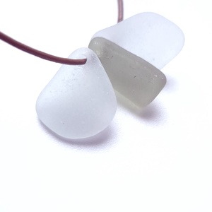Colier scurt din piele cu sticla de mare-sea glass  - bijuterii - coliere - coliere cu pandantive - Artynos.ro